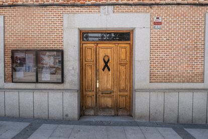 Un crespón en la puerta del Ayuntamiento de Otero en señal de luto por el crimen machista de este sábado. 