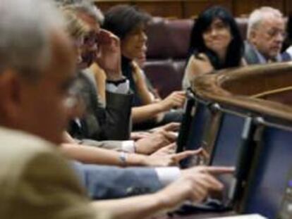 Los diputados socialistas, votando en el Congreso esta tarde