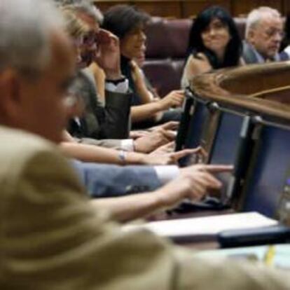 Los diputados socialistas, votando en el Congreso esta tarde