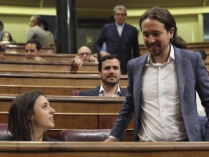 El líder de Podemos propone un Gobierno como el de Portugal y el presidente califica de  parodia  la moción