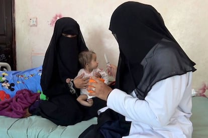 Una madre con su hija malnutrida en el hospital Al-Mudhafar de Taez (Yemen). 