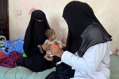 Una madre con su hija malnutrida en el hospital Al-Mudhafar de Taez (Yemen). 
