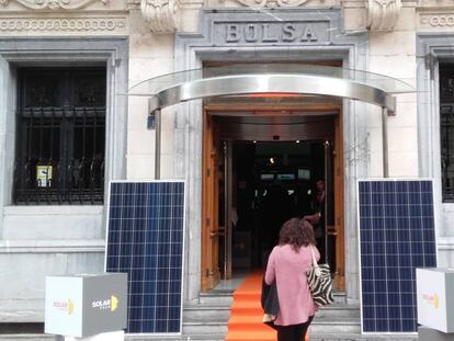 Jornada de estreno de Solarpack en el parqué, que tuvo lugar en la Bolsa de Bilbao.