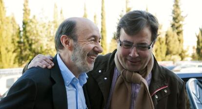 Rubalcaba, ayer en C&aacute;ceres con Guillermo Fern&aacute;ndez Vara, antes de ir a Sevilla.