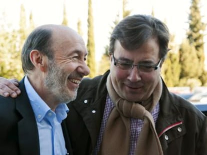 Rubalcaba, ayer en C&aacute;ceres con Guillermo Fern&aacute;ndez Vara, antes de ir a Sevilla.