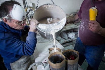 El escultor utiliza la técnica a la cera perdida que ya empleaban en la Grecia clásica y que se recuperó durante el Renacimiento. El primer paso consiste en crear una primera figura maciza de la que se saca un molde. De esa matriz se obtienen reproducciones en cera que a su vez sirven para hacer otros moldes de donde nacerán las sucesivas figuras en bronce.