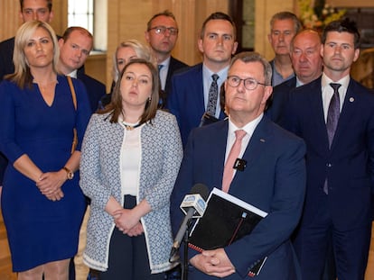 El líder del DUP, Jeffrey Donaldson, en primer plano, junto con otros diputados autonómicos unionistas, el pasado mayo en el Parlamento de Stormont, en Belfast