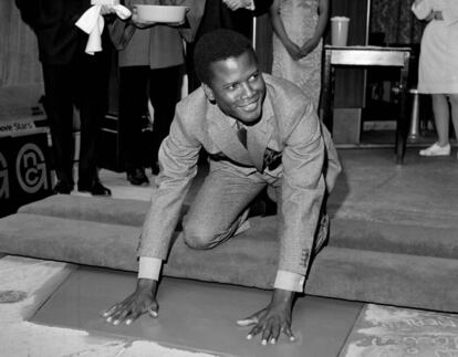 Sidney Poitier, protagonista de 'Rebelión en las aulas', coloca sus manos en el cemento en el Teatro Chino de Los Ángeles, el 23 de junio de 1967.