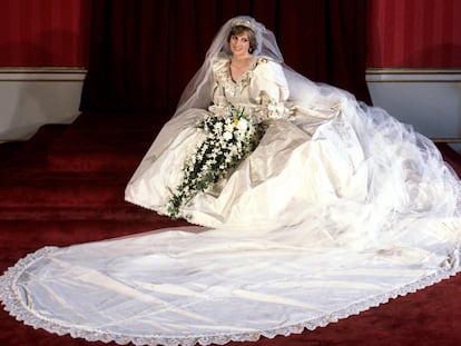 Diana de Gales, en el día de su boda, el 29 de julio de 1981, en un retrato tomado en el palacio de Buckingham vestida de novia.