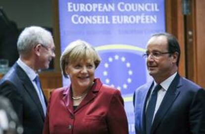 (I-d) El presidente del Consejo Europeo, Herman Van Rompuy, la canciller alemana Angela Merkel y el presidente de Francia, François Hollande, asisten a la reunión del Consejo Europeo que tiene lugar en la sede de la institución en Bruselas (Bélgica).