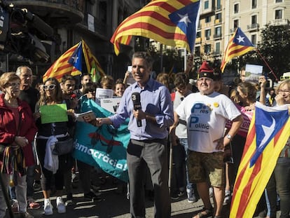 Un periodista de TV3 en un directo durante las protestas frente a la Conseller&iacute;a de Econom&iacute;a.