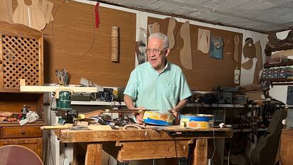 Hugo Domínguez, en el taller de Granada donde ha construido una guitarra dulce.