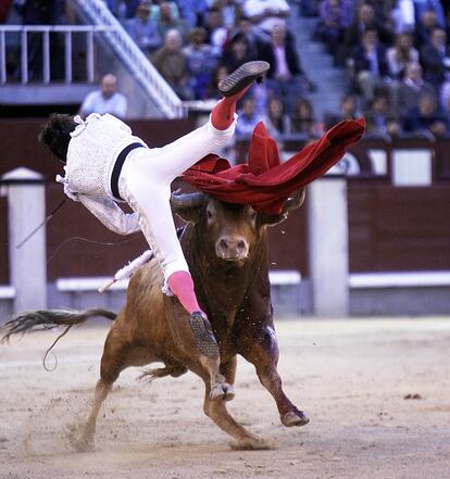 El diestro Juan del Álamo sufrió un percance con el sexto toro en la corrida del viernes 8 de mayo. Con toros de El Cortijillo, acompañaron a Del Álamo los toreros Joselito Adame y Pepe Moral.