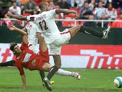 Kanouté, en un intento forzado de remate ante Llera.