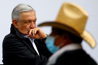 Andrés Manuel López Obrador, durante una reunión con los padres de los 43 normalistas desaparecidos de Ayotzinapa, en 2020.