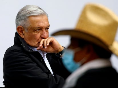 Andrés Manuel López Obrador, durante una reunión con los padres de los 43 normalistas desaparecidos de Ayotzinapa, en 2020.