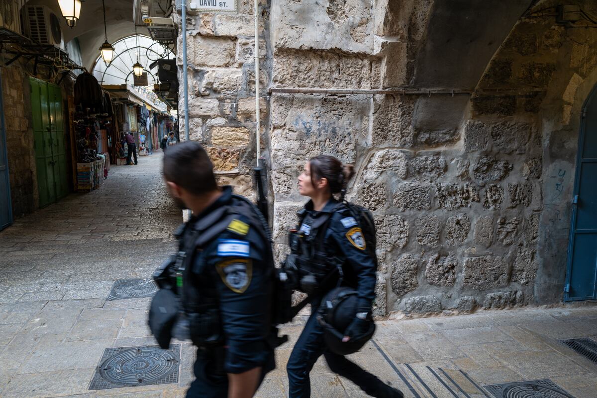 イスラエル警察はよく知られているパレスチナのエルサレム書店に侵入し、その責任の2つを止めます|国際的