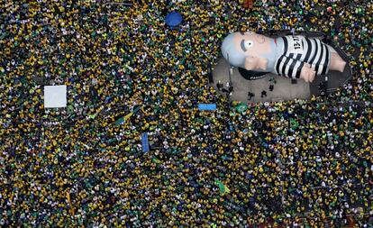 Manifestación contra la corrupción y a favor del "impeachment" (dimisión) de la presidenta de Brasil, Dilma Rousseff, en la que los asistentes rodean un gran muñeco hinchable que caricaturiza a Luiz Inazio Lula da Silva, expresidente del país.