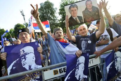 Manifestantes contrarios a la detención de  Ratko Mladic se enfrentan a la policía en el centro de Belgrado