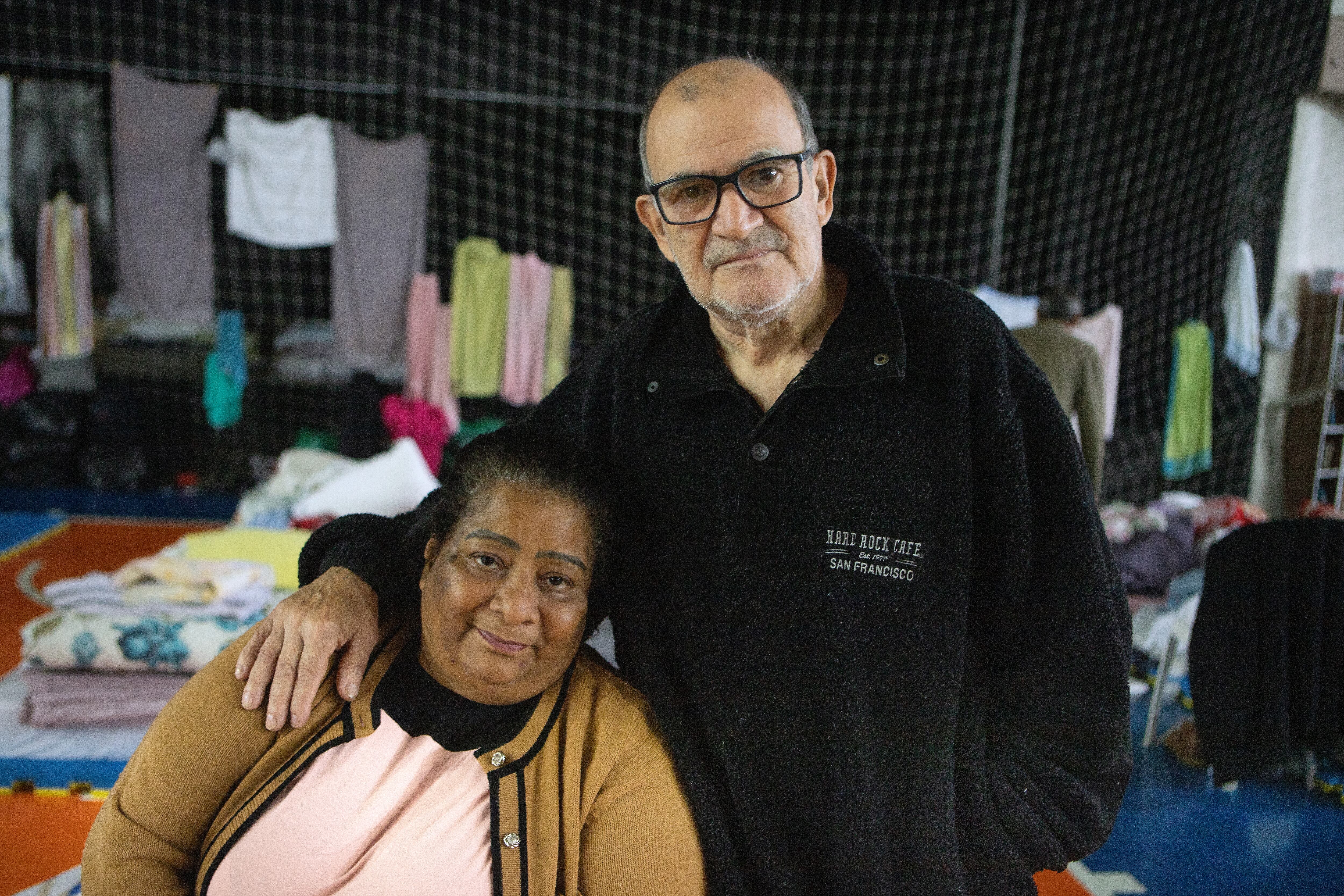 Joarés Carvalho Alves y su esposa Rita en el Albergue del Sesc en Porto Alegre, el sábado pasado.