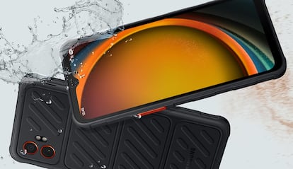 Samsung Galaxy XCover7 Pro sumergido en agua