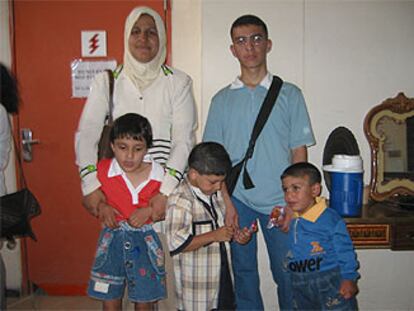 Los cuatro niños iraquíes, junto a una cuidadora, poco antes de emprender viaje a España.