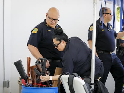 Agentes de la Policía de Miami ejecutando el programa de desarme 'Guns4Ukraine', el 18 de junio.