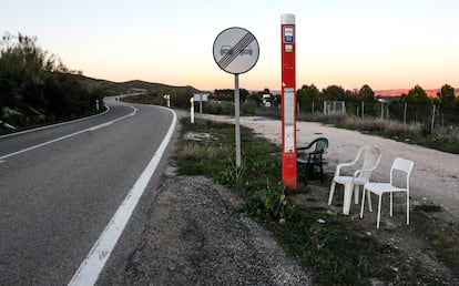 Sillas de plástico en una parada de autobús interurbano de la línea 337 en Morata de Tajuña. 