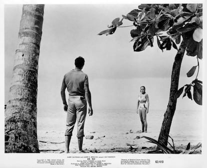 La explosiva Ursula Andress saliendo del agua para enfrentarse a Sean Connery, agente James Bond