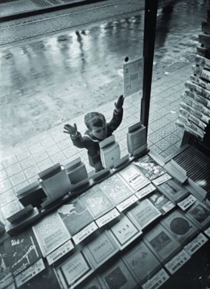 Dia del llibre a Barcelona el 1932, una de les 120 fotografies que es poden veure a l'exposició del MNAC.