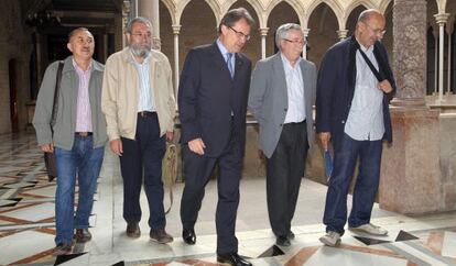 De izquierda a derecha, el secretario general de UGT en Cataluña, José María Álvarez; el secretario general de UGT, Cándido Méndez; el presidente de la Generalitat, Artur Mas; el secretario general de CC OO, Ignacio Fernández Toxo, y el secretario general de CC OO en Cataluña, José María Gallego, antes de la reunión que han mantenido en el Palau de la Generalitat.