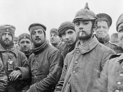 Foto de soldados alemães e britânicos na Bélgica durante a Trégua de Natal de 1914.