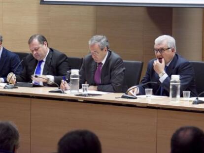 Crist&oacute;bal Navarro y Mois&eacute;s Jim&eacute;nez, en el centro, en la Asamblea de Coepa, ayer, en Alicante.