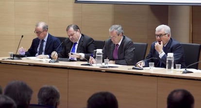 Crist&oacute;bal Navarro y Mois&eacute;s Jim&eacute;nez, en el centro, en la Asamblea de Coepa, ayer, en Alicante.