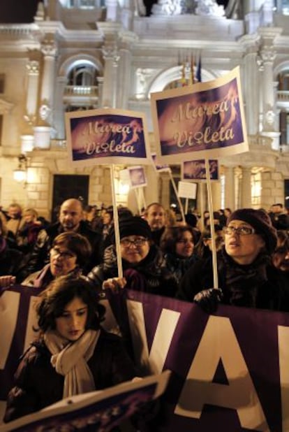 Cientos de personas se concentran frente al Ayuntamiento contra los recortes en los derechos de la mujer.