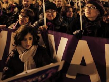 Cientos de personas se concentran frente al Ayuntamiento contra los recortes en los derechos de la mujer.