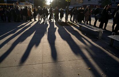 Cua de persones que esperen votar a l'Upper West Side de Manhattan, Nova York.