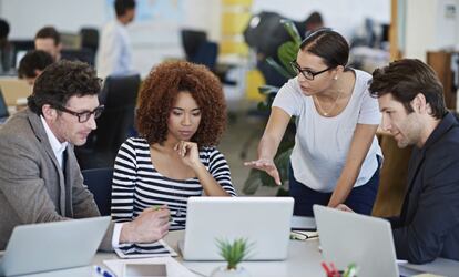 Varias personas trabajan juntas en una oficina.