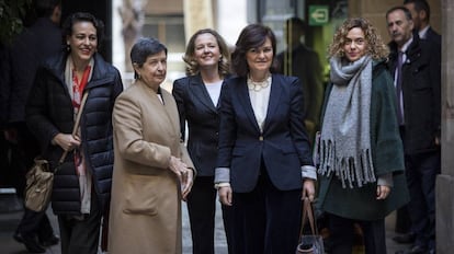 Desde la izquierda, Magdalena Valero, Maria Teresa Cunillera, Nadia Clviño, Carmen Calvo y Mertixell Batet, este viernes en Barcelona.