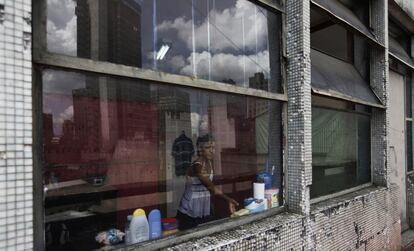 Um membro do Movimento dos Sem-Teto (Movimento Sem Teto) do Brasil lava roupa em um dos 11 prédios vazios que o movimento ocupou no centro de São Paulo, em foto tirada no dia 5 de dezembro de 2012.