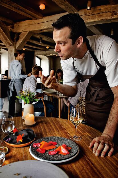 En Noma apenas hay camareros; son los cocineros los que sirven y explican cada plato. En la imagen, el californiano Matt Orlando, mano derecha de Redzepi.