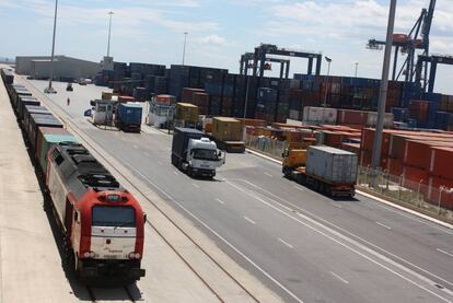 Tráfico de trenes y camiones en el puerto de Castellón.