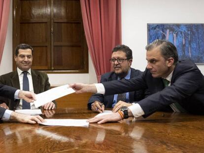Desde la izquierda, García Egea y Moreno, del PP; y Serrano y Ortega Smith, de Vox.