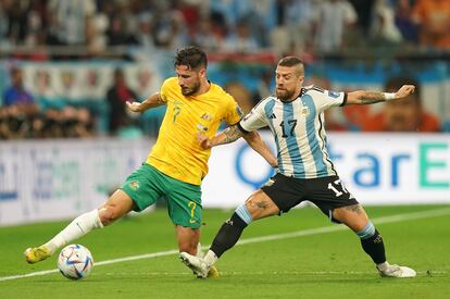 Mathew Leckie y Alejandro Gomez pugnan por el balón. 