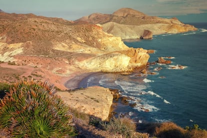 Panorámica al atardecer de las calas del Carbón y de Chicré, en el parque natural de Cabo de Gata-Níjar (Almería).