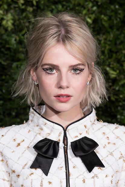 Lucy Boynton
Repite en la galería porque también se ha atrevido con un ojo de gato literalmente: su maquilladora Jo Baker se inspiró en las orejitas de un felino para dibujar tan solo una punta en el exterior de sus párpados.