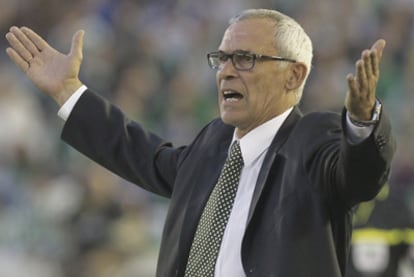 Racing Santander coach Héctor Cúper during a Liga match.