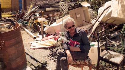 El músico Pascal Comelade, con una de sus guitarras de juguete, en un retrato de 2022