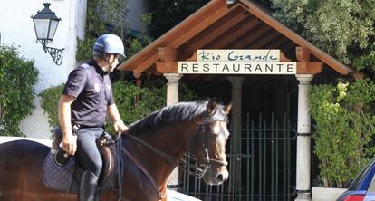 Un agente, en el registro realizado en octubre en el restaurante Río Grande.