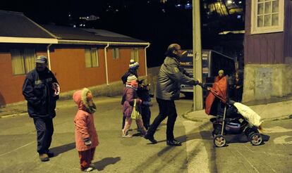La gente se dirige a puntos más altos en Talcahuano, al sur de Santiago, tras la alerta de tsunami.
